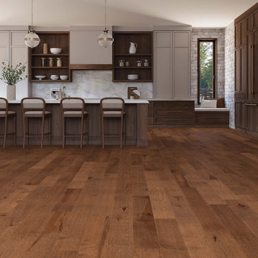 Plancher de bois franc dans une cuisine, offert chez PG Poitras à Victoriaville